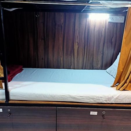 Golden View Dormitory Hotel Мумбай Екстериор снимка