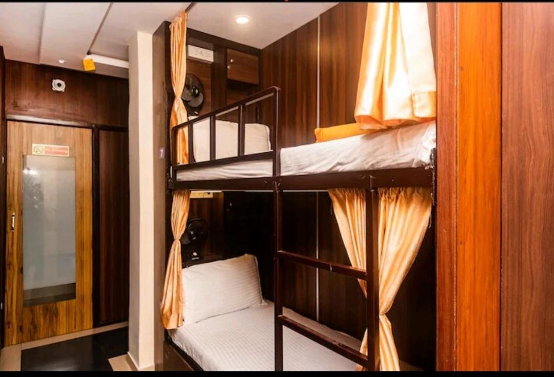 Golden View Dormitory Hotel Мумбай Екстериор снимка