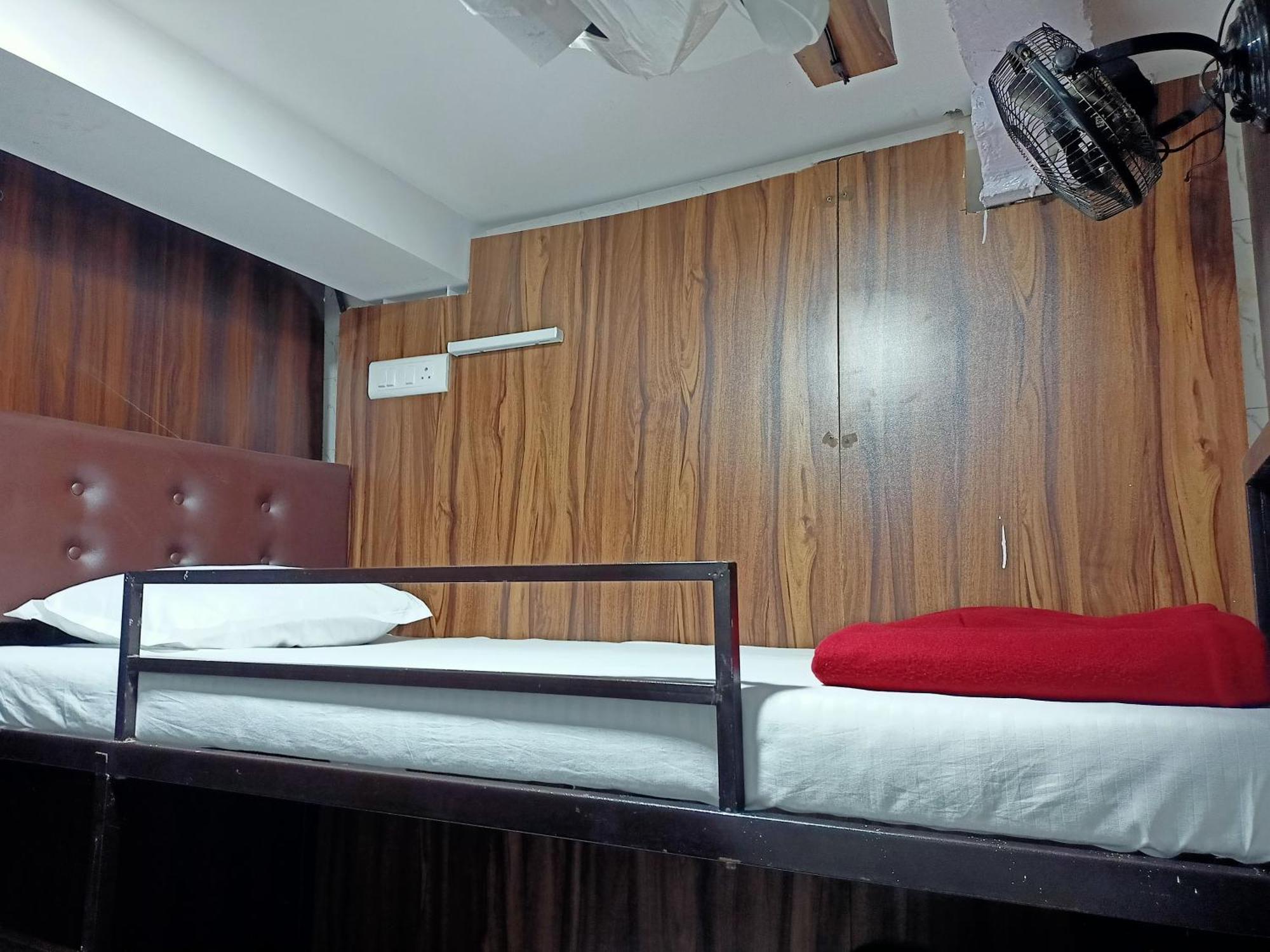 Golden View Dormitory Hotel Мумбай Екстериор снимка