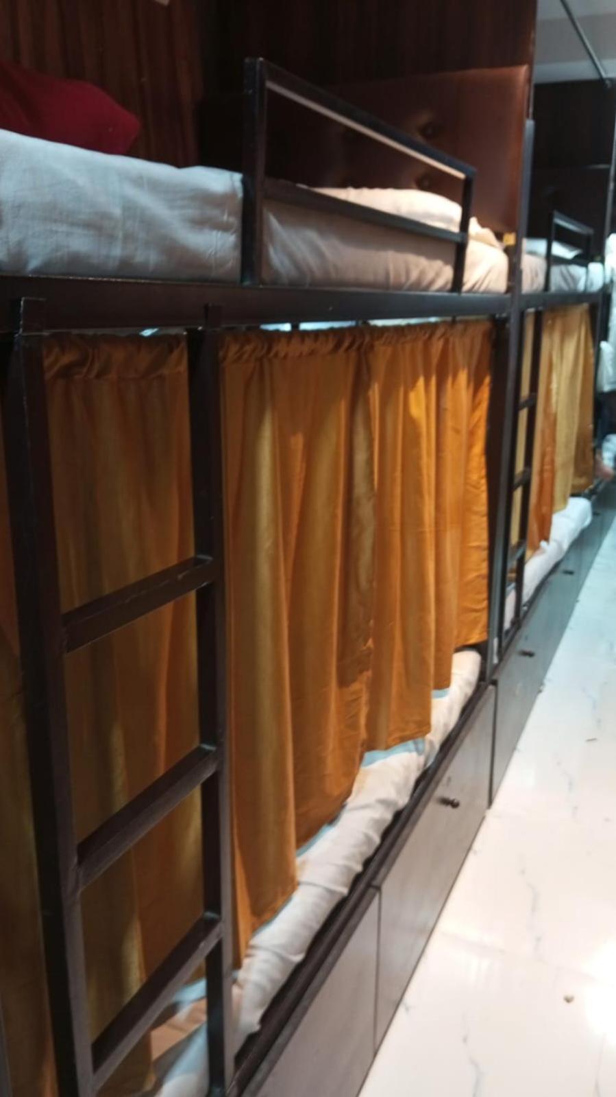 Golden View Dormitory Hotel Мумбай Екстериор снимка