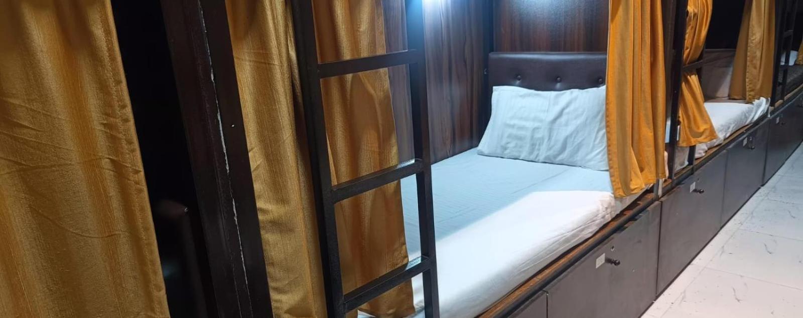 Golden View Dormitory Hotel Мумбай Екстериор снимка