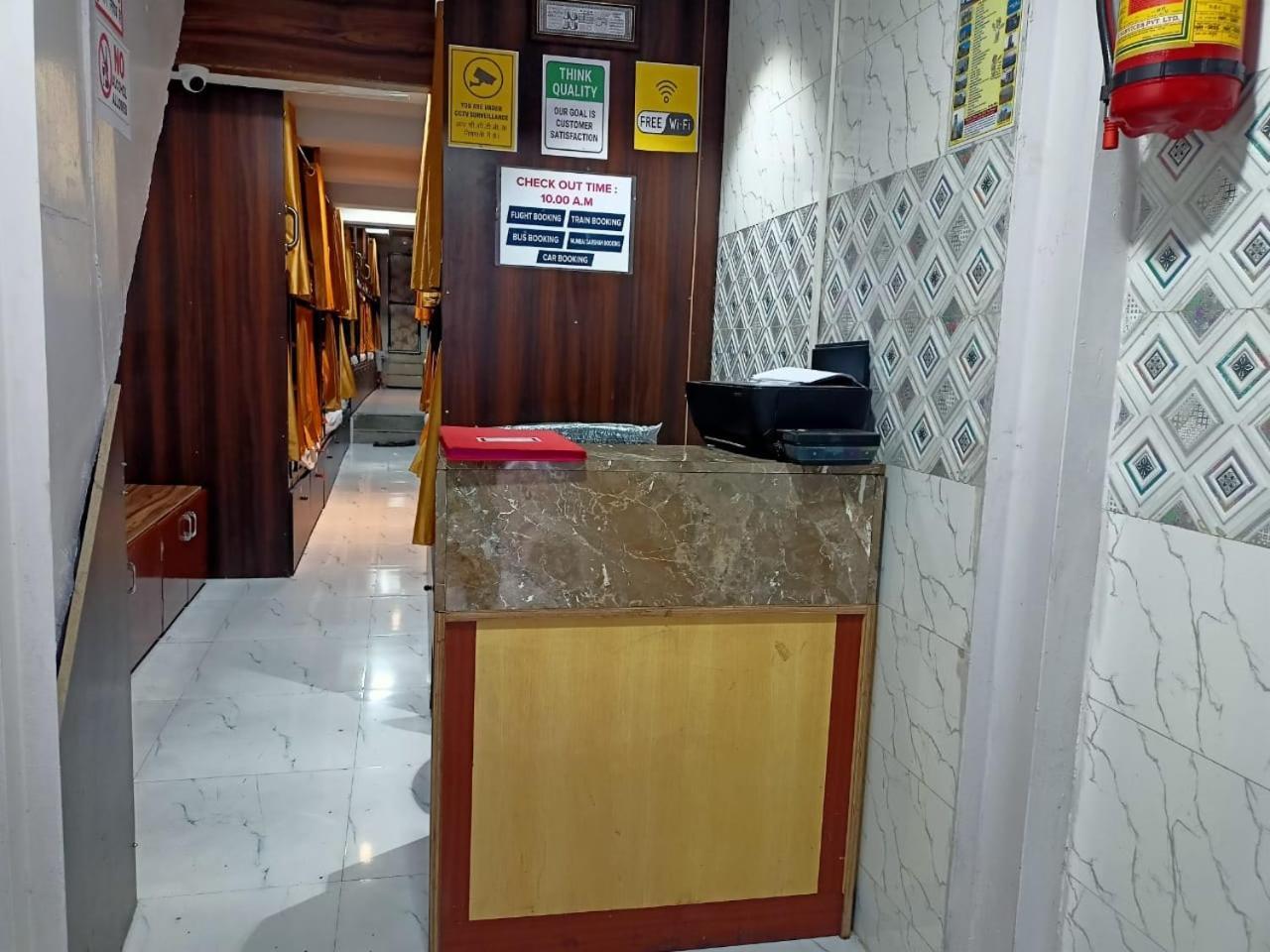 Golden View Dormitory Hotel Мумбай Екстериор снимка