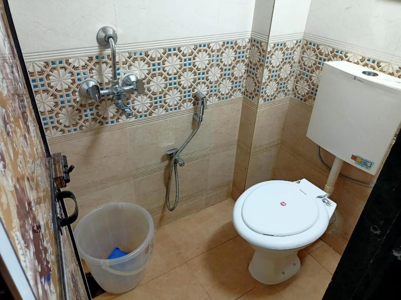 Golden View Dormitory Hotel Мумбай Екстериор снимка