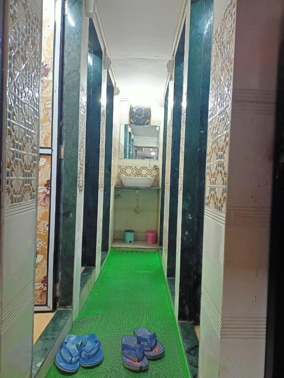 Golden View Dormitory Hotel Мумбай Екстериор снимка