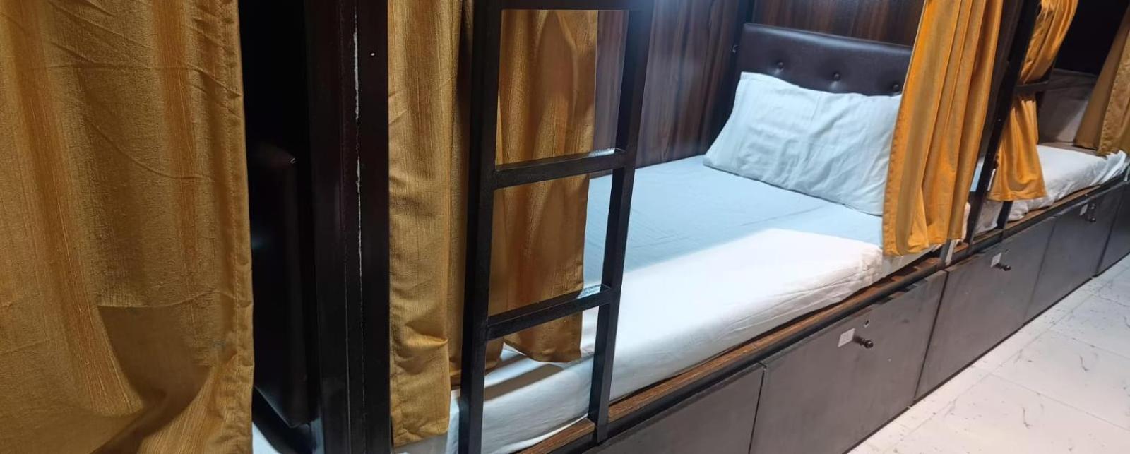 Golden View Dormitory Hotel Мумбай Екстериор снимка