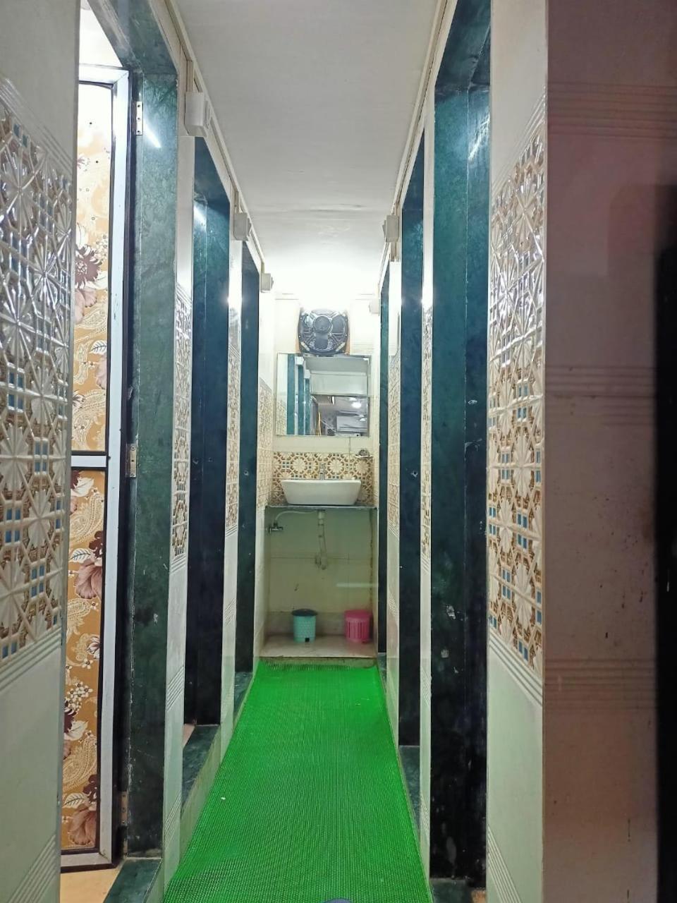 Golden View Dormitory Hotel Мумбай Екстериор снимка