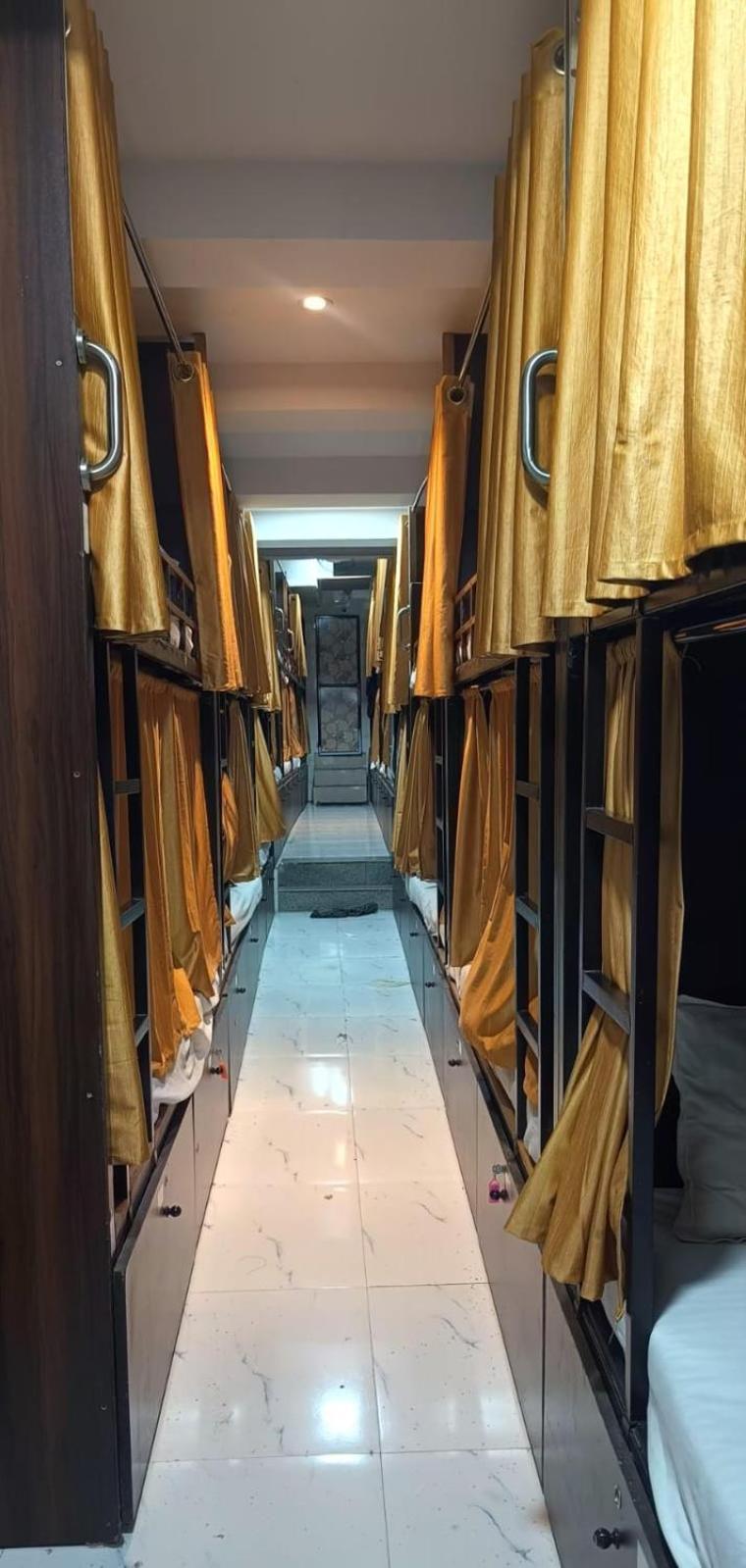 Golden View Dormitory Hotel Мумбай Екстериор снимка