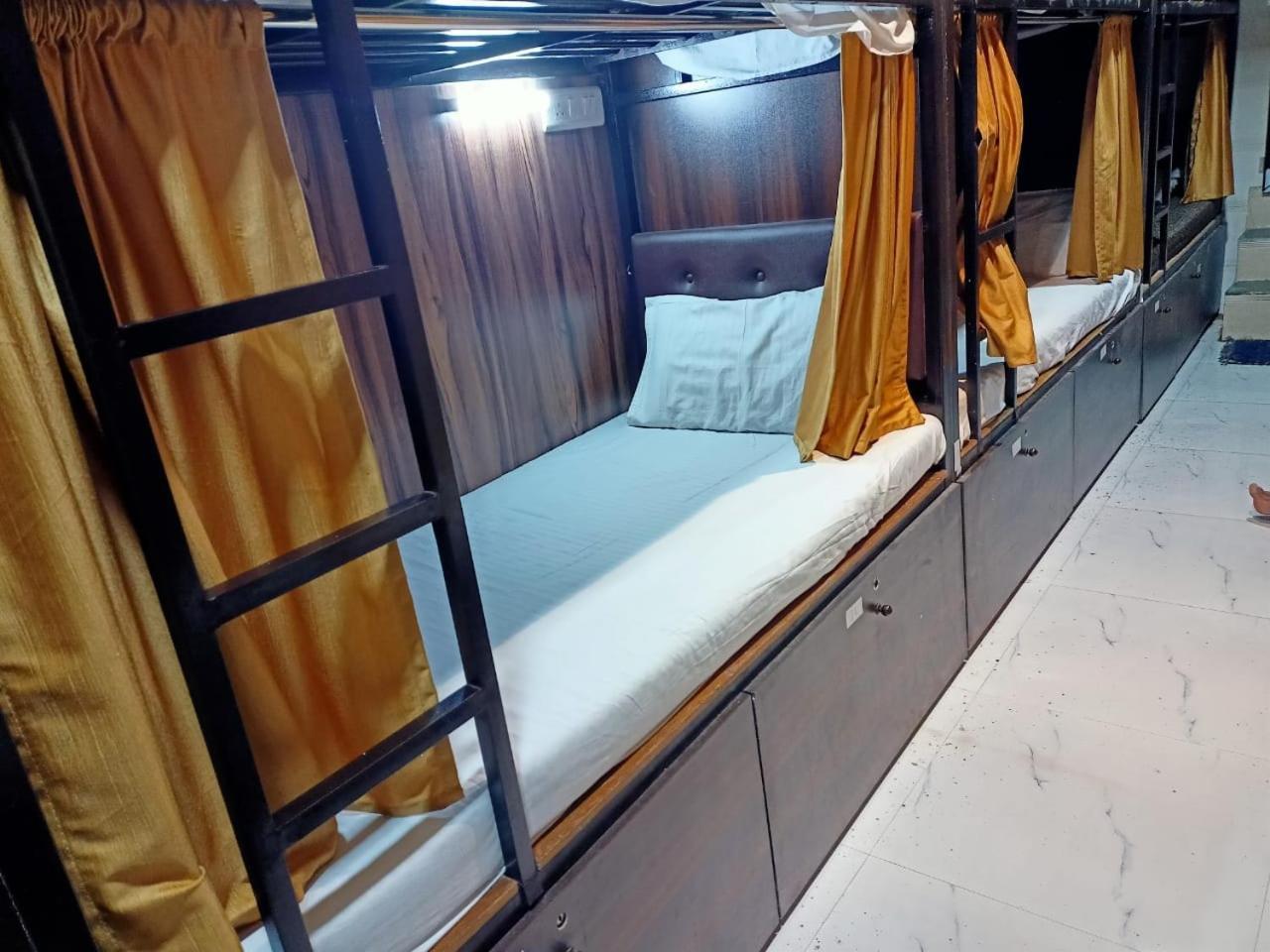 Golden View Dormitory Hotel Мумбай Екстериор снимка