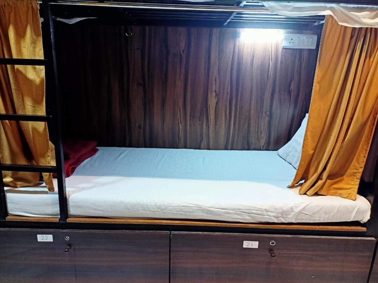 Golden View Dormitory Hotel Мумбай Екстериор снимка