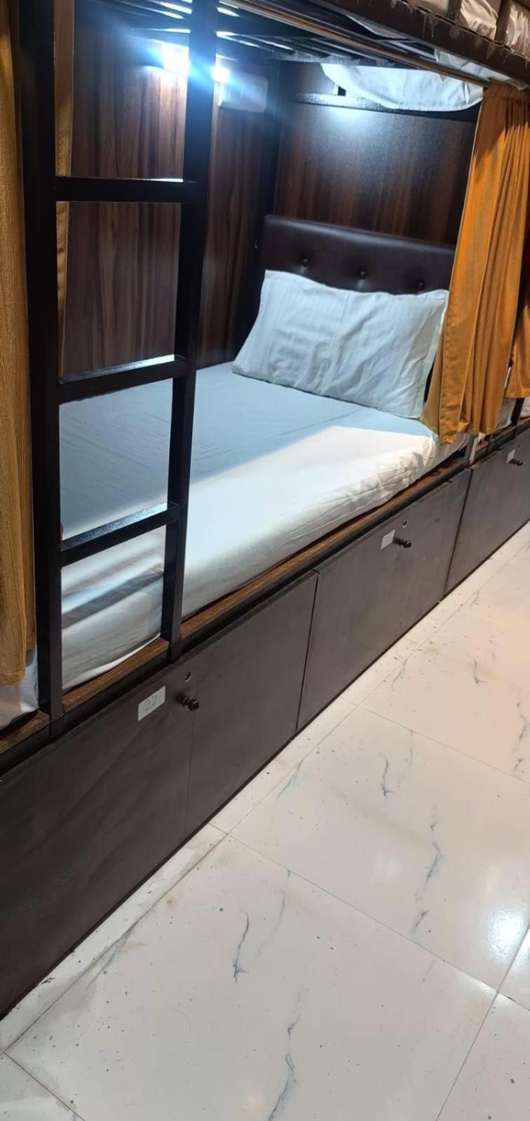 Golden View Dormitory Hotel Мумбай Екстериор снимка