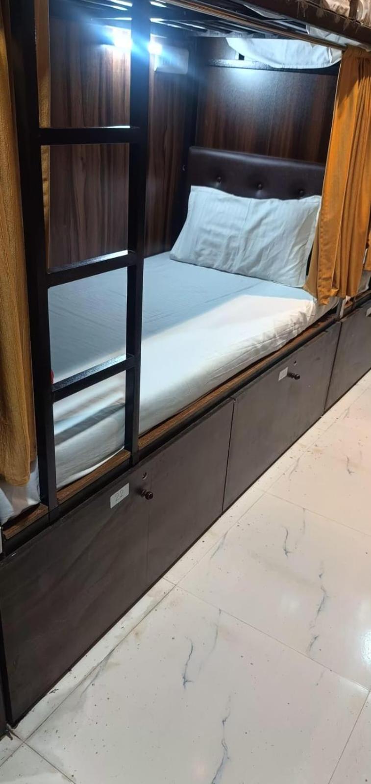 Golden View Dormitory Hotel Мумбай Екстериор снимка